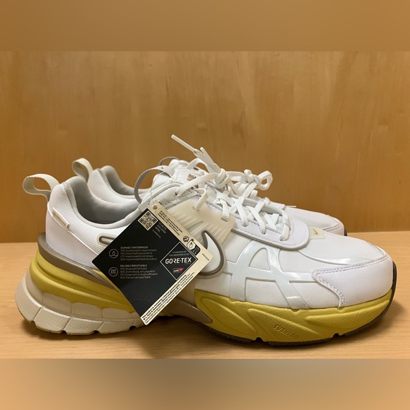 Nike Women's V2K GORE-TEX Shoes - Picture 6 of 10